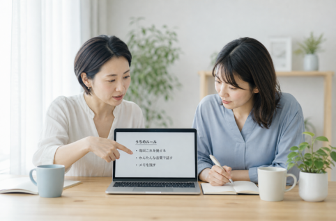 ノートパソコンで社内ルールのドキュメントを一緒に見ながら、AIへの渡し方を確認している場面