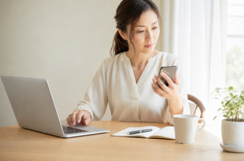 御縁の相談ページを開きながら、まだボタンを押すか迷っている手元と表情のイメージ