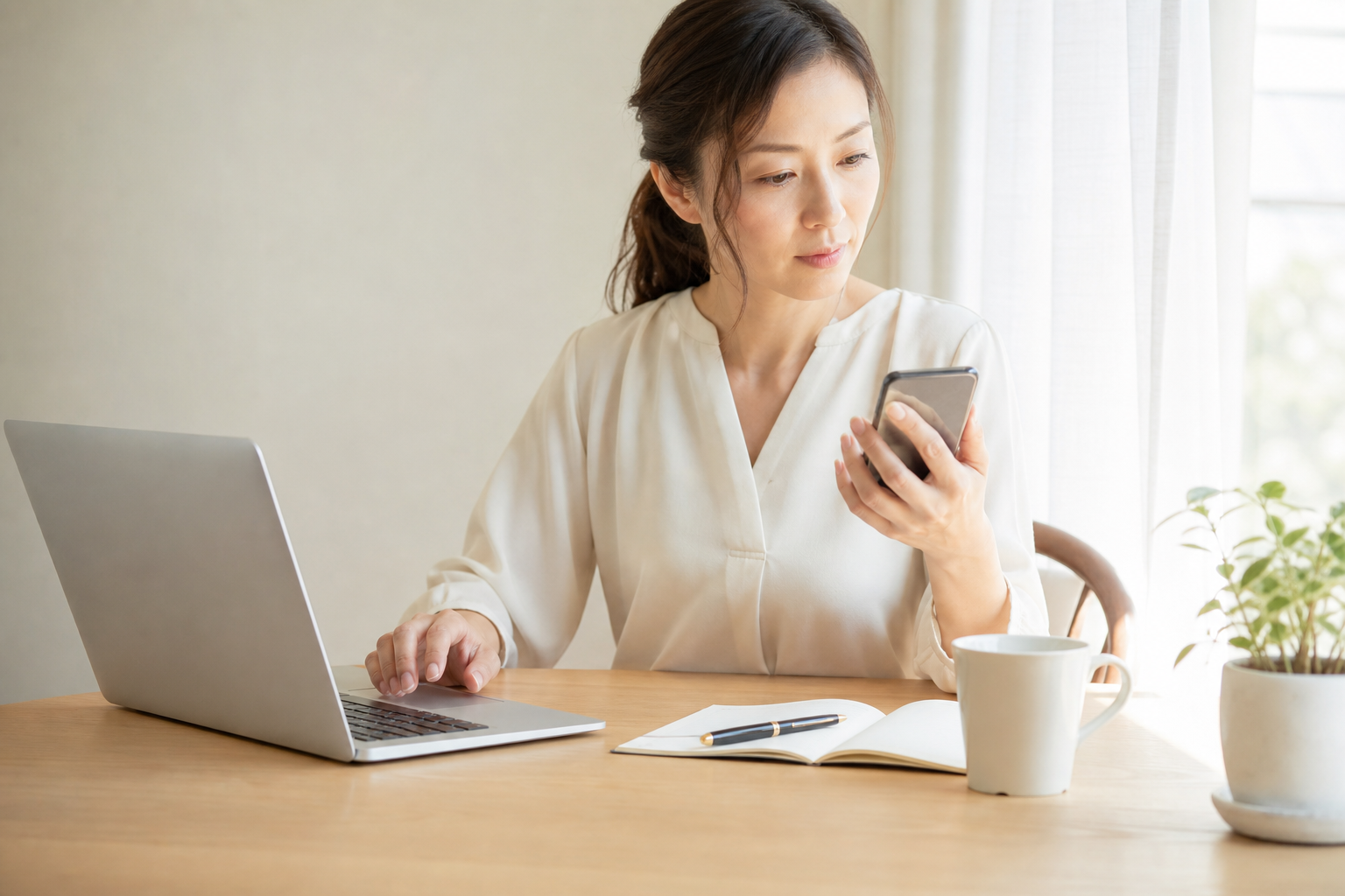 御縁の相談ページを開きながら、まだボタンを押すか迷っている手元と表情のイメージ