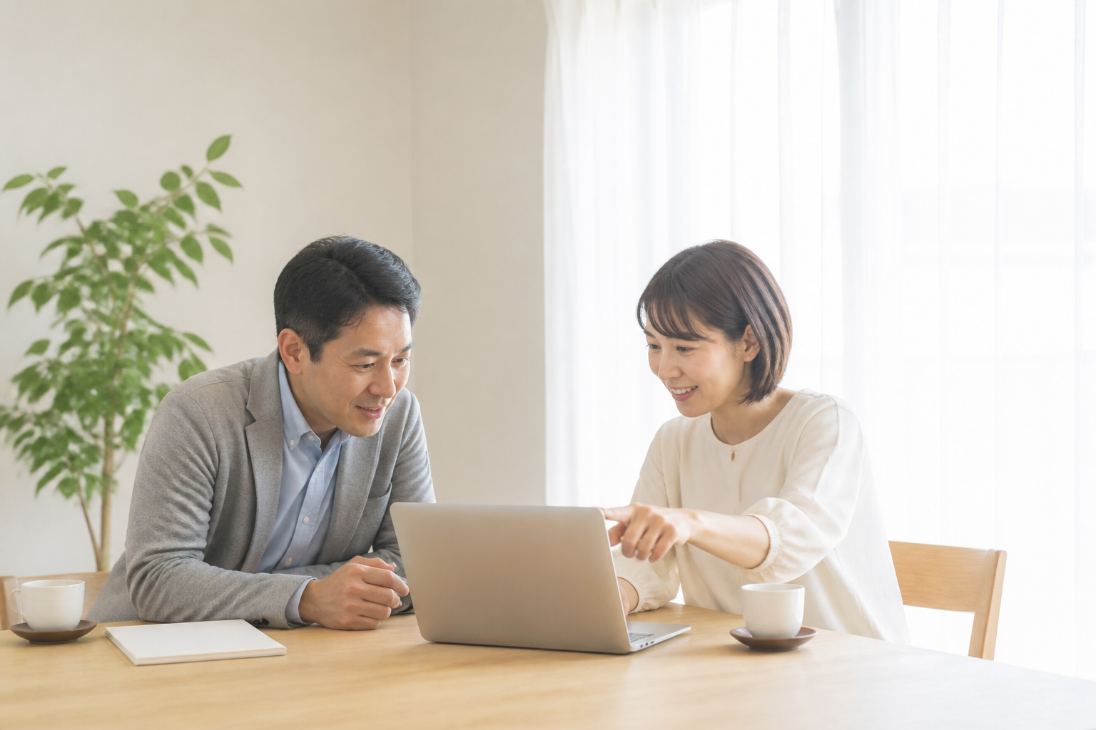 住宅会社の経営者と広報担当がノートPCのAI検索結果を並んで見比べながら話し合う対話シーン